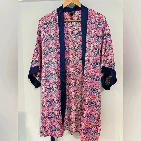 Victoria’s Secret Robe with pockets and tie size small/medium - Picture 2 of 8